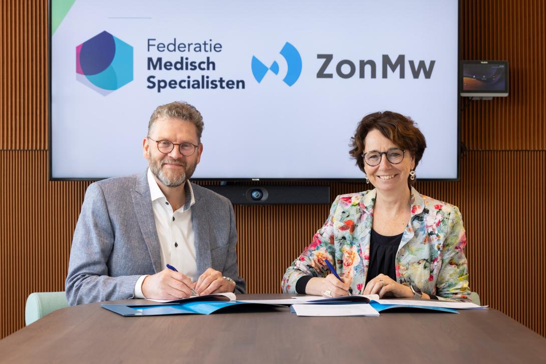 ZonMw-directeur Véronique Timmerhuis en Kennisinstituut-directeur Teus van Barneveld tekenen de raamovereenkomst